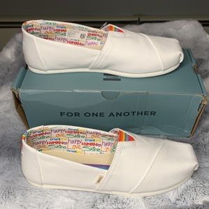 NWT TOMS pride shoes